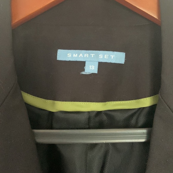 Black single breasted blazer. Tailored fit. Size 13 - Picture 2 of 4